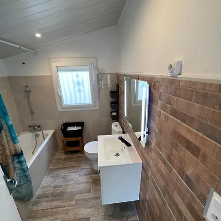 Grand F3 Vue Centre Proche Commerces *